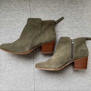 Sole society army green river suede chelsea booties size 9